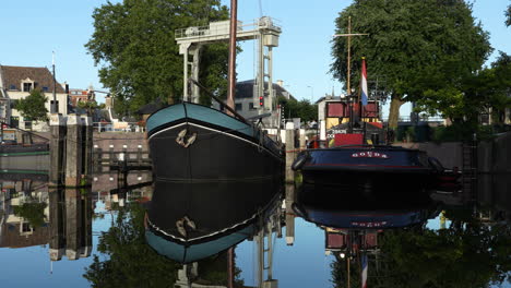 Viejos-Veleros-En-El-Puerto,-Museo-Haven-Gouda,-Países-Bajos---Ancho