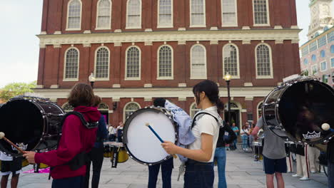 Toma-En-Cámara-Lenta-De-Bateristas-Tocando-Música-Para-Una-Multitud-En-Las-Calles-De-Boston