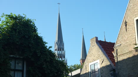 Blick-Auf-Die-Turmspitze-Der-Gouwekerk-An-Der-Straße-Achter-De-Vismarkt-An-Einem-Sonnigen-Nachmittag-In-Gouda,-Südholland,-Niederlande