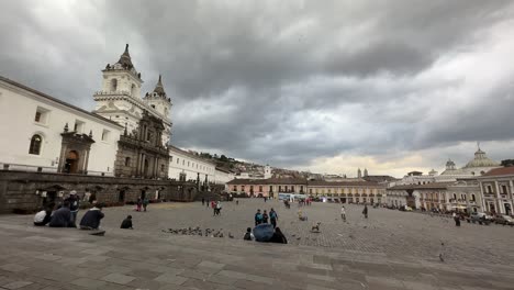 Berühmter-Platz-Der-Basilika-Und-Des-Klosters-San-Francisco-In-Quito-Unter-Bewölktem-Himmel