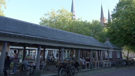 Szene-Mit-Menschen,-Die-Im-Freien-Im-Visbank-Auf-Der-Hoge-Gouwe-Street-In-Gouda,-Niederlande,-Essen