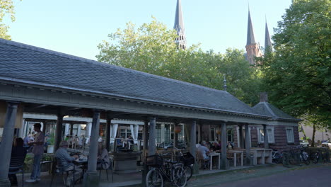 Escena-De-Gente-Comiendo-Al-Aire-Libre-En-Visbank-En-La-Calle-Hoge-Gouwe-En-Gouda,-Países-Bajos