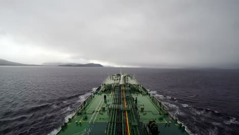 Zeitraffer-Transit-Eines-Öltankers,-Der-Die-Magellanstraße-In-Punta-Arenas-überquert,-Regentag