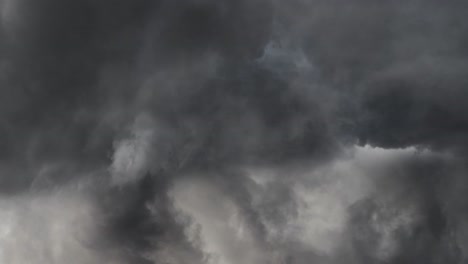 Dunkelgraue-Wolken-Und-Markante-Blitze