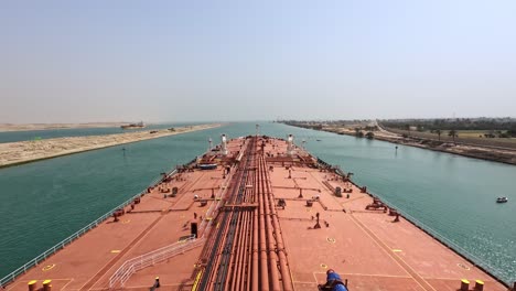 Lapso-De-Tiempo-Petrolero-Max-Arco-Tránsito-Cruzando-El-Canal-De-Suez-Día-Soleado