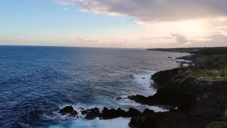 Sonnenuntergang-über-Schwarzen-Klippen-Und-Dem-Pazifischen-Ozean-Im-Südosten-Der-Insel-Hawaii