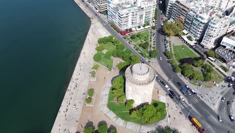 Ikonischer-Weißer-Turm-In-Thessaloniki,-Griechenland-–-Malerische-Drohnenaufnahmen-Bei-Tageslicht