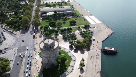 Overhead-Drohnenansicht-Des-Weißen-Turms-In-Thessaloniki,-Griechenland-Während-Des-Tages