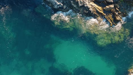 Luftaufnahme-Von-Wellen,-Die-Gegen-Die-Felsige-Küste-Von-Praia-Dos-Curros-In-Spanien-Krachen