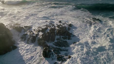 Gefährliche-Wellen-Schlagen-Bei-Sonnenaufgang-Auf-Die-Felsen-Am-Strand