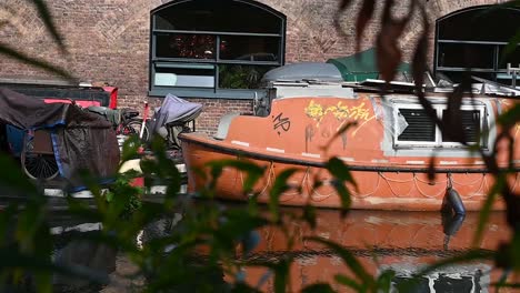 Vorbei-Am-Orangefarbenen-Boot,-London,-Vereinigtes-Königreich