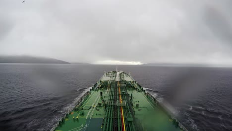 Zeitraffer-Transit-Eines-Öltankers,-Der-Die-Magellanstraße-In-Punta-Arenas-überquert,-Extremes-Wetter