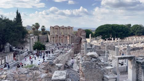 Panoramablick-Auf-Die-Antike-Celsus-Bibliothek-In-Ephesus-In-Der-Türkei