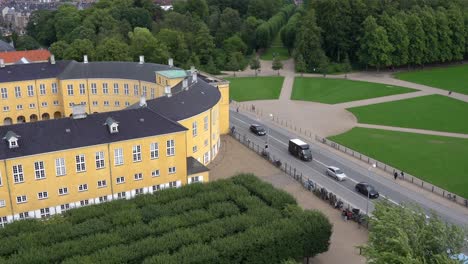 Verkehr-Auf-Der-Roskilde-Straße-Vor-Schloss-Frederiksberg-In-Kopenhagen,-Dänemark---Blick-Aus-Der-Vogelperspektive