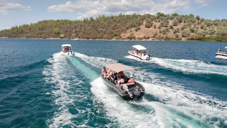Drohnenmenschen-In-Freizeitbooten,-Die-Mit-Voller-Geschwindigkeit-Im-Blauen-Wasser-Griechenlands-Im-Sonnigen-Sommer-Unterwegs-Sind
