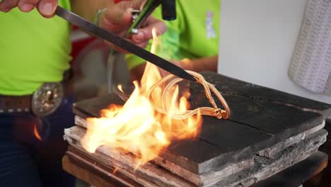 Thailändisches-Baht-Gold-In-Bangkok,-Thailand-Verkauft