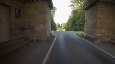 El-Camino-De-Acceso-Al-Castillo-Howard,-Pasando-Por-El-Gran-Arco-De-La-Puerta-De-La-Pirámide.