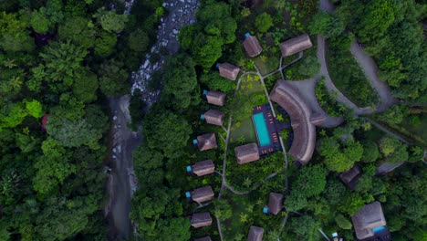 Luxuriöses-Bungalowkomplex-Hotel-Im-Tropischen-Dschungel-Kolumbiens