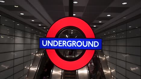 Arriba-Vamos-Dentro-De-La-Estación-De-Euston,-Londres,-Reino-Unido.
