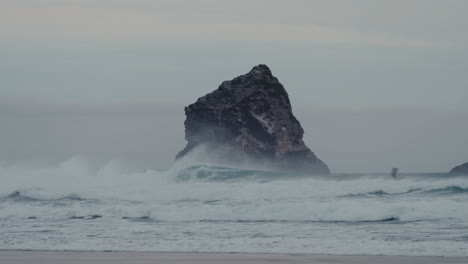 Powerful-Waves-Crashing-On-Lion's-Head-Rock-In-Sandfly-Bay-Near-Dunedin,-New-Zealand