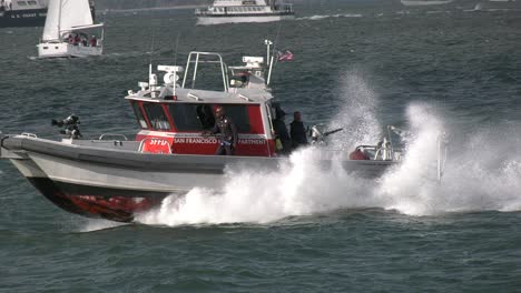 Feuerwehrboot-Reagiert-Auf-Anruf