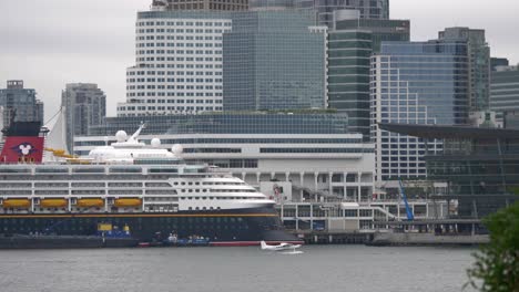 El-Hidroavión-Se-Prepara-Para-El-Despegue-Con-El-Puerto-De-Vancouver-Y-El-Fondo-De-La-Ciudad.