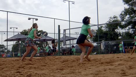 Gegen-Ende-Des-Abends-Steht-Das-Engagement-Der-Beach-Tennis-Spieler-Außer-Frage