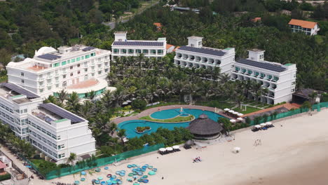 Antena-Sobre-El-Resort-De-Playa-Sailing-Bay-En-Mui-Ne,-Phan-Thiet,-Vietnam