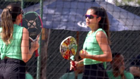 Rack-Fokusaufnahme-Von-Professionellen-Beach-Tennisspielerinnen-In-Brasilien