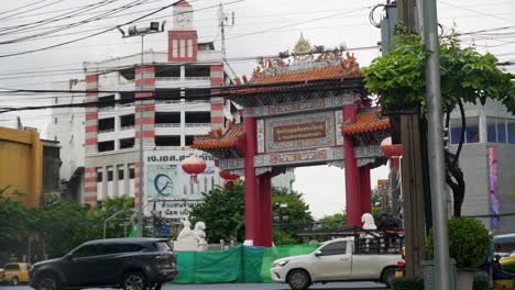 -Chinatown-Gate-In-Yaowarat,-Chinatown,-Bangkok,-Thailand