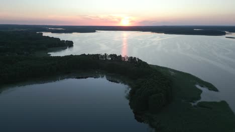 The-rising-sun-illuminates-the-vast-natural-lake
