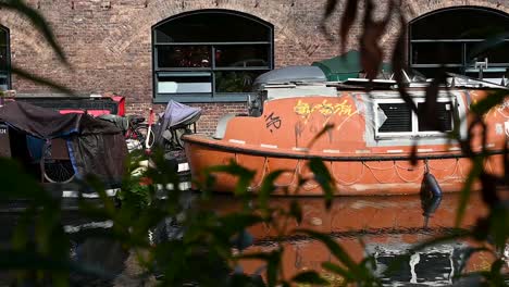 Holen-Sie-Sich-Ein-Orangefarbenes-Boot-In-London,-Vereinigtes-Königreich