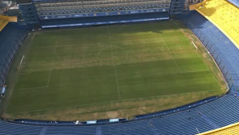 Blick-Aus-Einer-Drohne-Auf-Das-Spielfeld-La-Bombonera,-Ein-Legendäres-Stadion-In-Buenos-Aires,-Argentinien