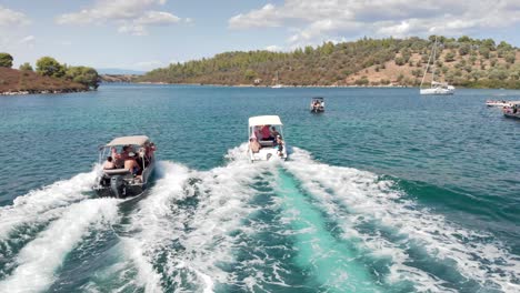 Rastreo-De-Drones-Barco-De-Recreo-Crucero-A-Toda-Velocidad-Agua-Azul-Grecia-Verano-Soleado