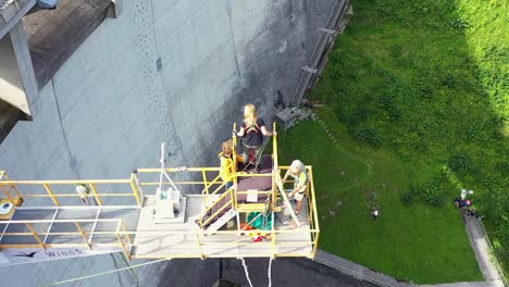 Personal-Instalando-A-Una-Mujer-Emocionada-En-La-Plataforma-De-Puenting-De-La-Presa-En-Austria