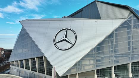 Toma-Aérea-Acercándose-Del-Mercedes-Benz-Arena-Con-El-Logo-Del-Auto-En-La-Fachada-Durante-El-Día-Soleado-En-La-Ciudad-De-Atlanta