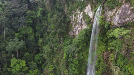 Aerial-orbits-free-fall-waterfall-in-wild-Honduras,-Cascada-el-Bejuco