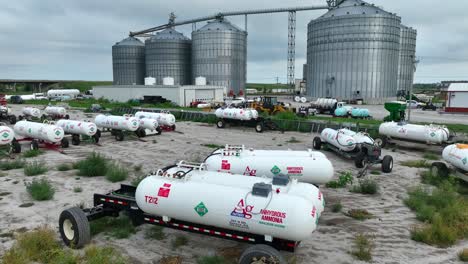 Sitio-Industrial-Con-Grandes-Silos,-Tanques-De-Amoníaco-Anhidro-Y-Equipos,-Frente-A-Un-Cielo-Nublado