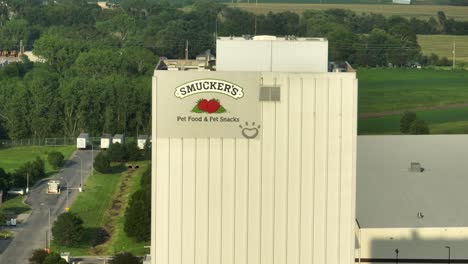 Instalación-De-Smucker-Especializada-En-Alimentos-Y-Snacks-Para-Mascotas.