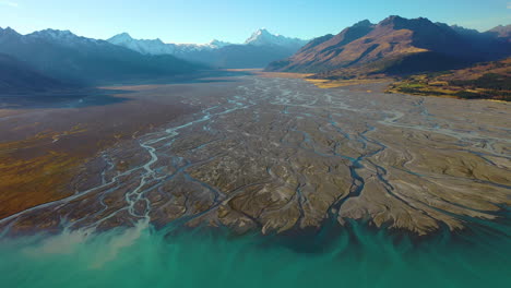 Epische-Luftdrohnenaufnahme-Des-Mount-Cook-Und-Des-Geflochtenen-Tasman-River-In-Der-Atemberaubenden-Bergwildnis-Neuseelands