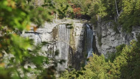 Enthüllung-Eines-Sonnigen-Wasserfalls-In-Einem-Wald-In-Milton,-Ontario
