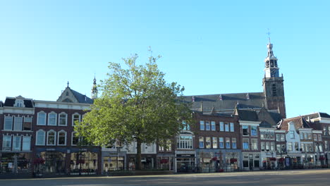 Stadtzentrum-Mit-Gotischer-St.-Johannes-Kirche-Im-Hintergrund-In-Gouda,-Niederlande