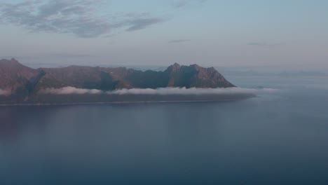 Panorama-De-La-Isla-Y-Aguas-Tranquilas-Desde-La-Montaña-Strytind-En-Kaldfarnes,-Noruega