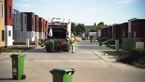 Los-Transportistas-De-Basura-Arrojan-Contenedores-De-Basura-En-Un-Camión-En-Kaunas-Durante-El-Día.