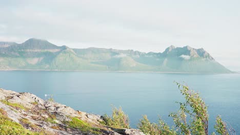 Vista-Panorámica-De-La-Cordillera-Y-El-Tranquilo-Mar-Azul-En-Verano-En-Noruega