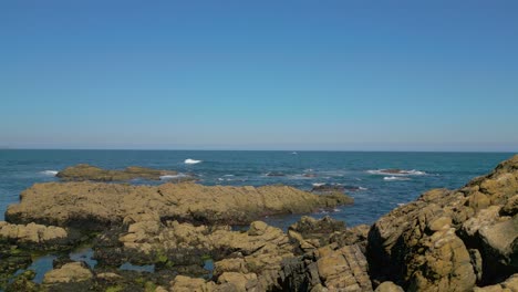 Meereswellen-Krachen-Auf-Die-Felsvorsprünge-Und-Die-Küste-In-Caion,-Spanien