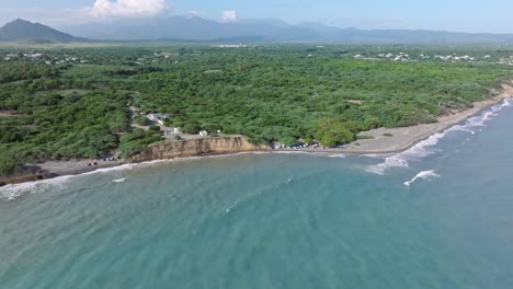 Luftaufnahme-Des-Strandes-Von-Matanzas-Und-Des-Blauen-Meeres-Im-Sommer-In-Bani,-Dominikanische-Republik