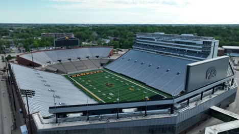 Vista-Aérea-Del-Estadio-Kinnick,-El-Icónico-Estadio-De-Fútbol-De-La-Universidad-De-Iowa-Hawkeyes,-Ubicado-En-La-Ciudad-De-Iowa,-Iowa.