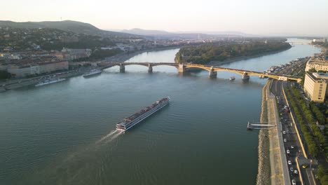 Bootsfahrt-Auf-Der-Donau-In-Richtung-Margareteninsel