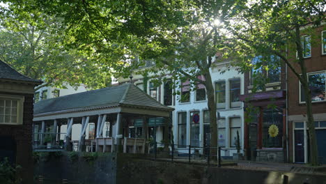 Historisches-Wahrzeichen-Der-Visbank-In-Lag-Und-Hoge-Gouwe-Street-In-Gouda,-Niederlande